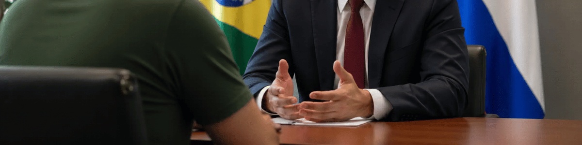 Atendimento consular realista entre cidadão e funcionário do consulado paraguaio, em ambiente institucional, com bandeiras do Brasil e do Paraguai ao fundo, transmitindo seriedade e contexto oficial.