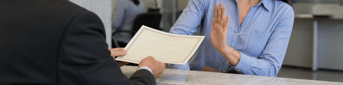 Pessoa recusando receber uma certidão em um ambiente administrativo, enquanto um atendente apresenta o documento de forma profissional, criando uma cena realista e institucional.