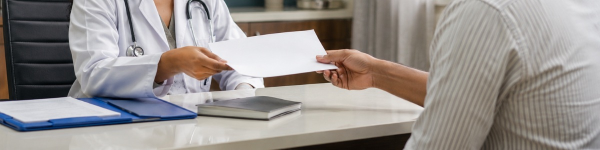 Uma médica entrega um atestado ao paciente durante uma consulta, em um ambiente profissional, realista e bem iluminado